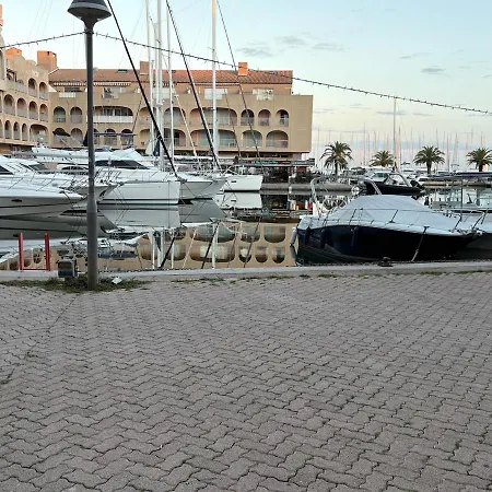 Ensoleillé Près Du Port Et Des Plages